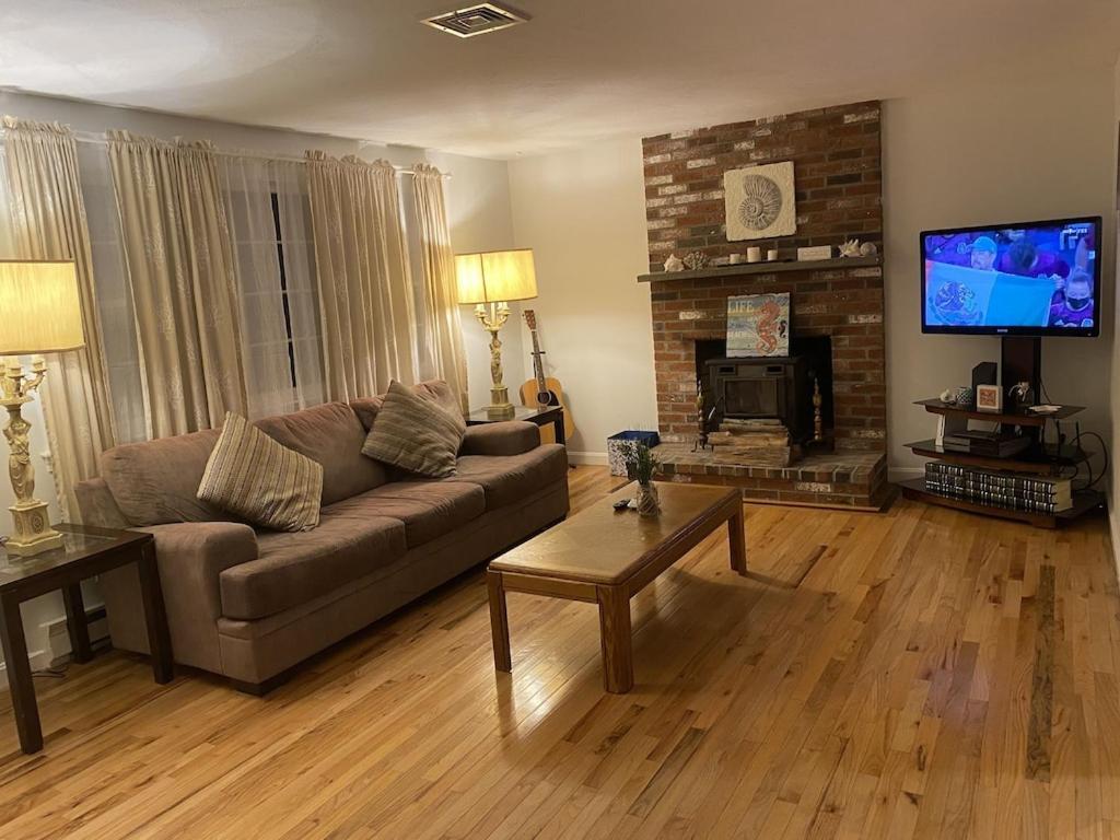A Cozy Cape House Steps To Restaurants & Beaches ~1.4 Miles Down Scenic Roads Yarmouth Port Exteriör bild